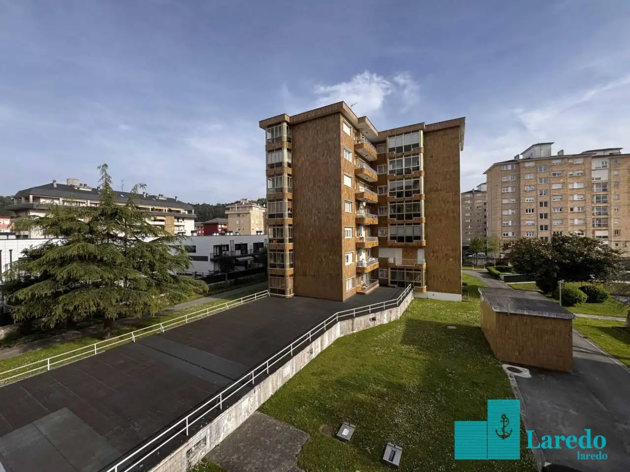 Vista exterior de Pis en venda en Laredo amb Calefacció, Terrassa i Balcó