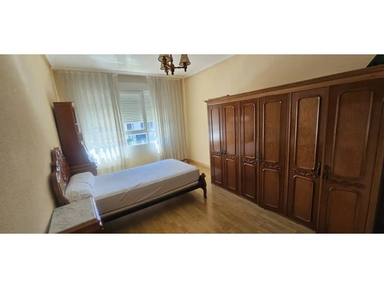 Habitación de Casa adosada en venta en Sariegos con Calefacción, Parquet y Terraza