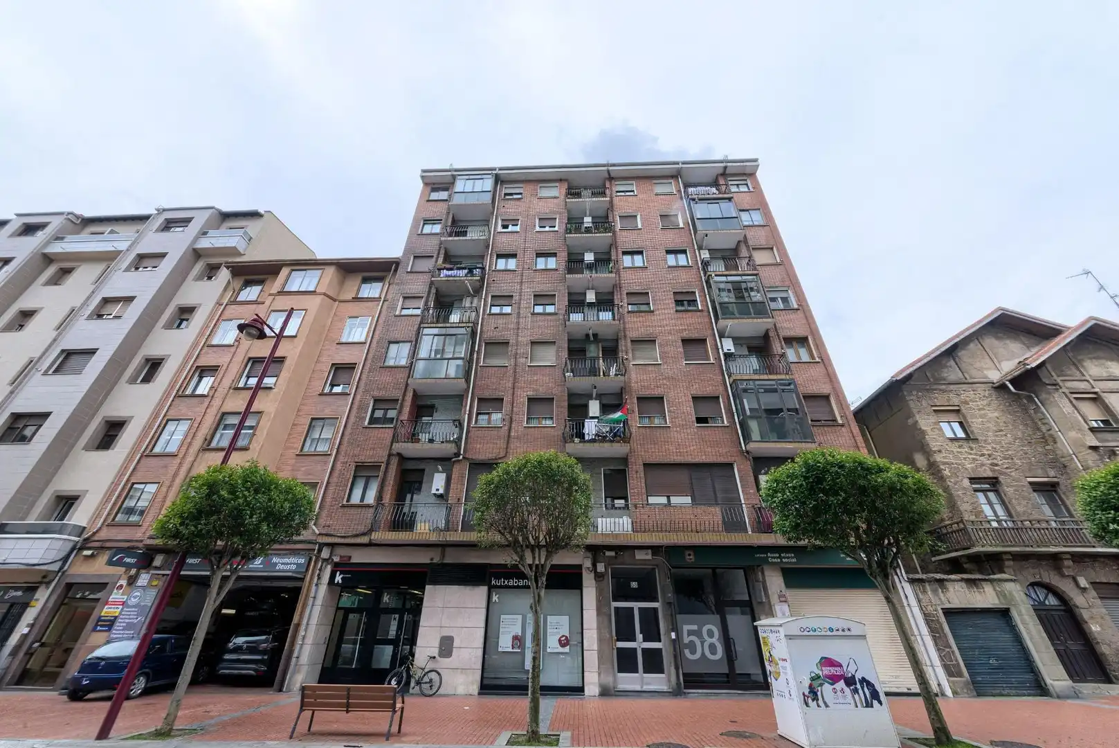 Vista exterior de Pis en venda en Barakaldo  amb Calefacció, Jardí privat i Moblat