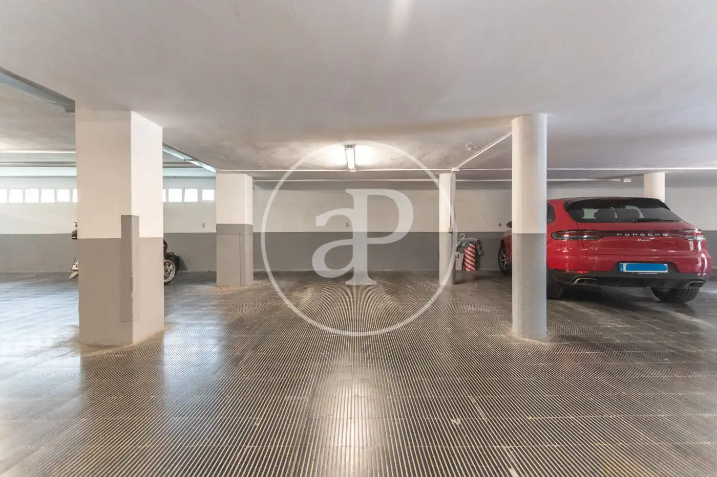 Parking de Piso de alquiler en Barcelona con Aire acondicionado, Calefacción y Jardín privado