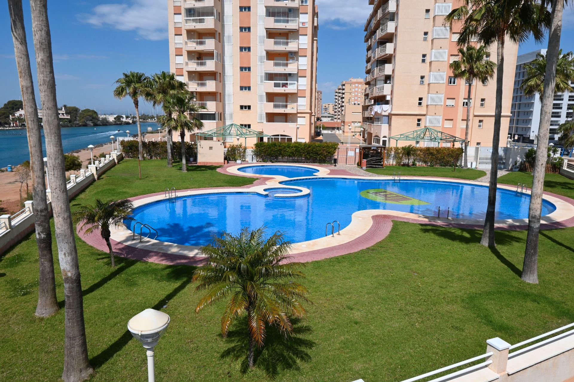 Piscina de Apartamento en venta en La Manga del Mar Menor con Aire acondicionado, Calefacción y Terraza