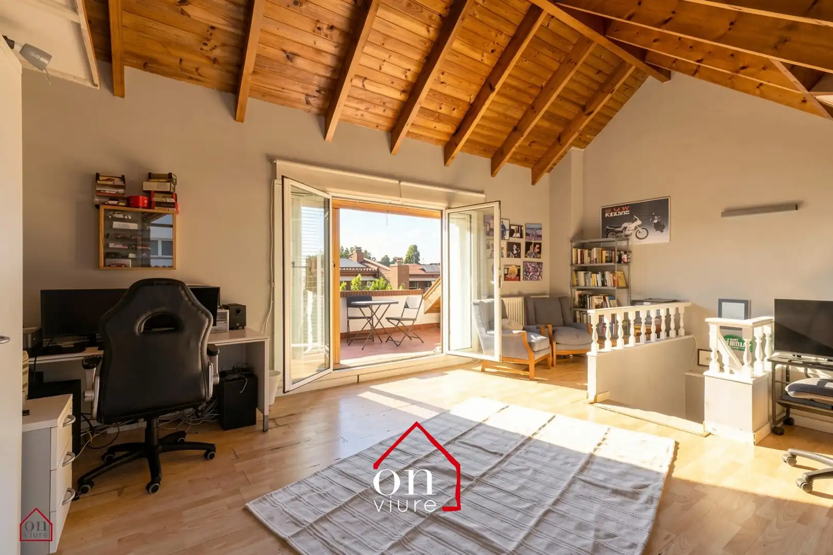 Sala d'estar de Casa adosada en venda en Sant Cugat del Vallès amb Calefacció, Jardí privat i Parquet