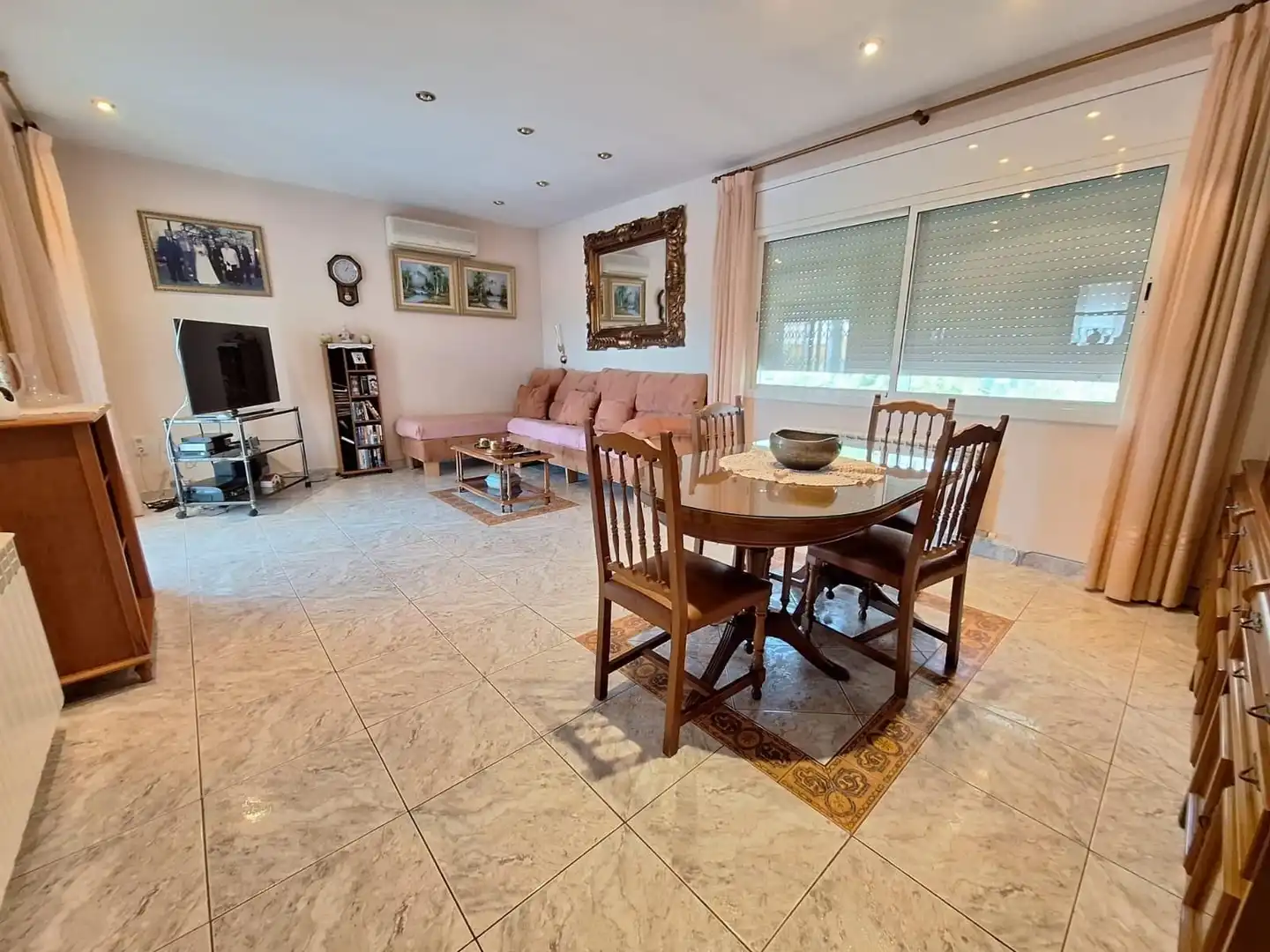 Wohnzimmer von Country house zum Verkauf in Santa Eulàlia de Ronçana mit Klimaanlage, Privatgarten und Terrasse