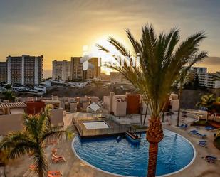 Vista exterior de Àtic en venda en Adeje amb Terrassa, Piscina i Piscina comunitària