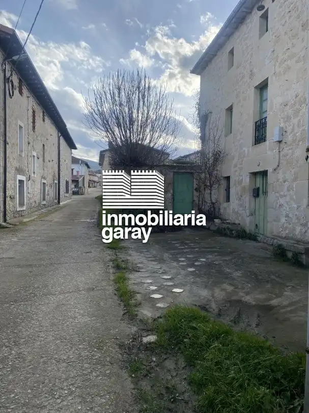 Vista exterior de Casa o xalet en venda en Villarcayo de Merindad de Castilla la Vieja amb Balcó