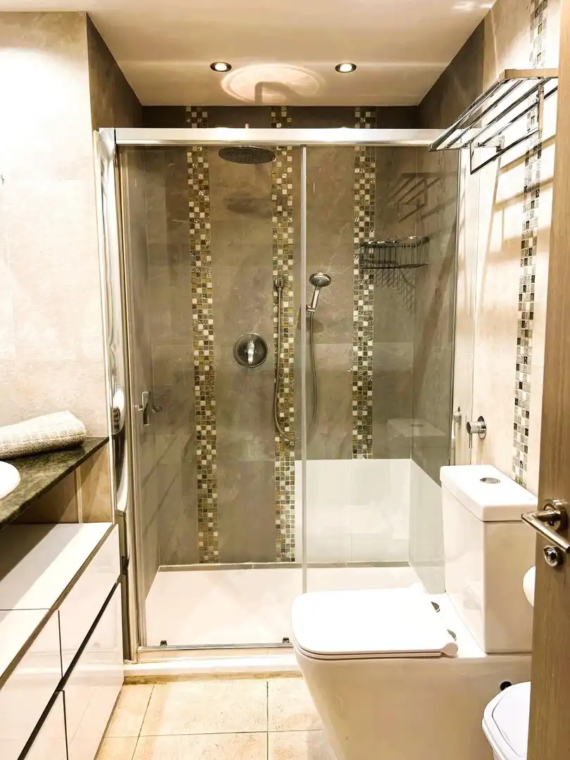 Badezimmer von Wohnungen zum Verkauf in Escalona mit Klimaanlage, Heizung und Privatgarten