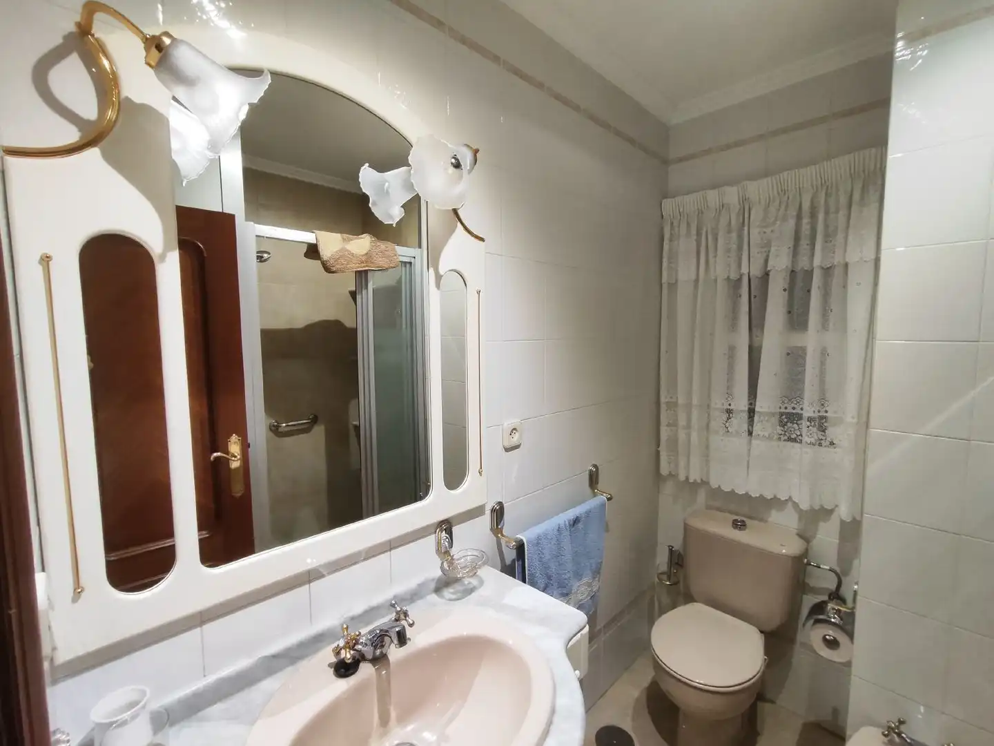 Baño de Piso de alquiler en A Coruña Capital  con Calefacción y Amueblado