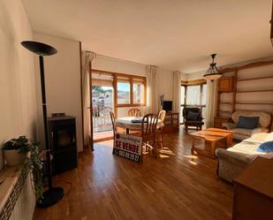 Sala d'estar de Pis en venda en Íscar amb Calefacció, Parquet i Terrassa