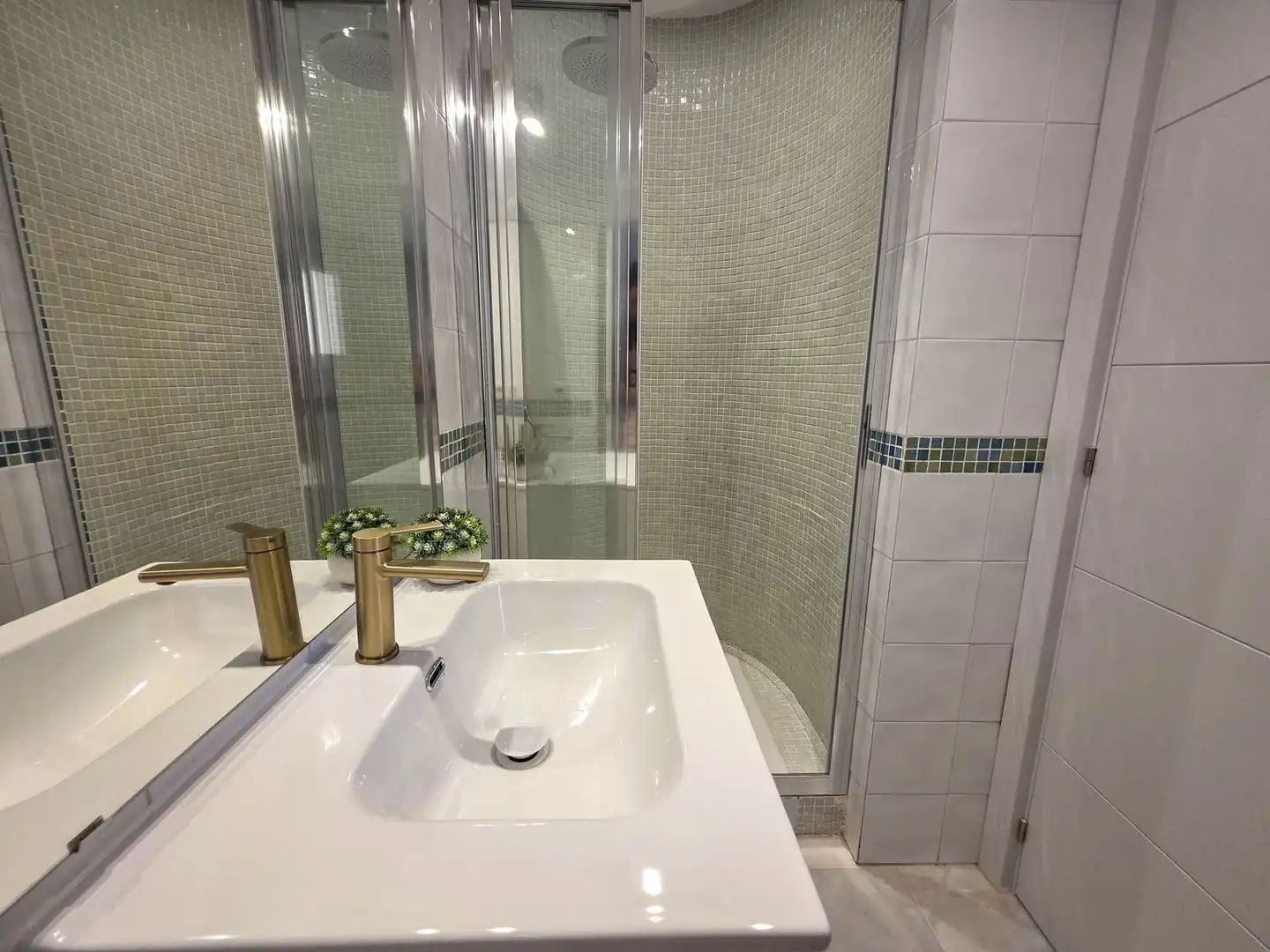 Bathroom of Attic for sale in Manilva  with Air Conditioner, Terrace and Furnished