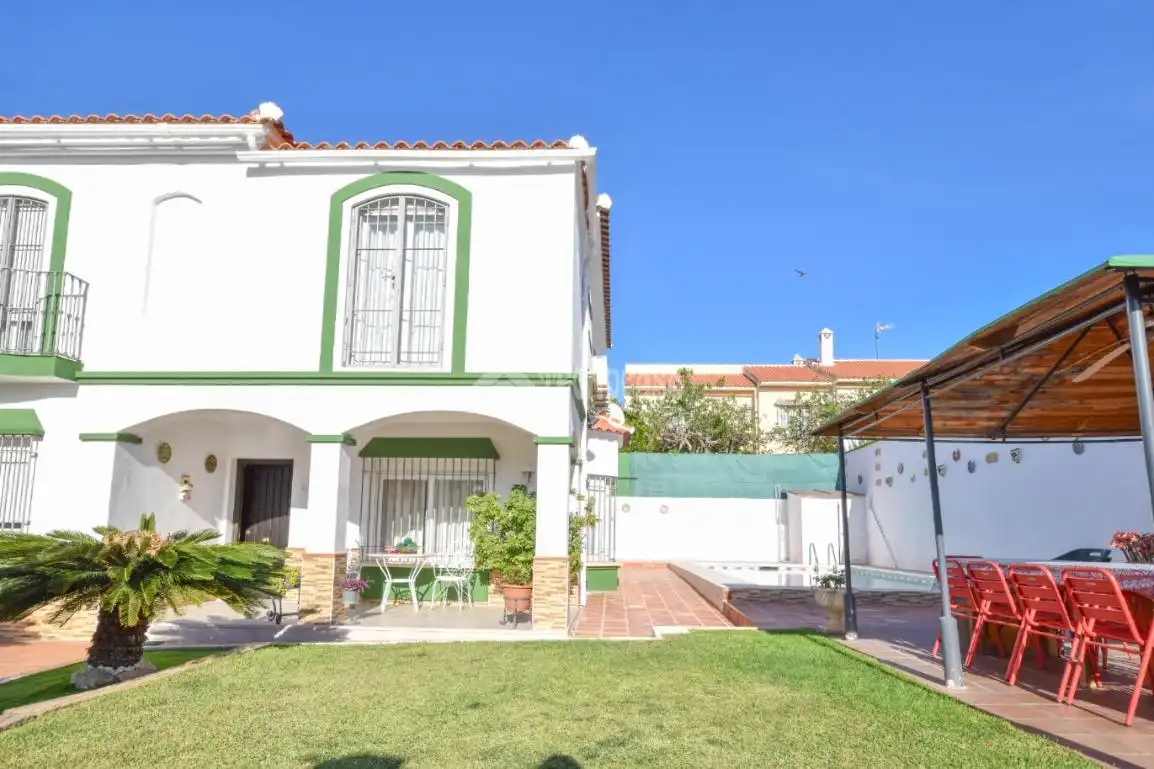 Vista exterior de Casa o chalet en venta en Alhaurín de la Torre con Aire acondicionado y Piscina