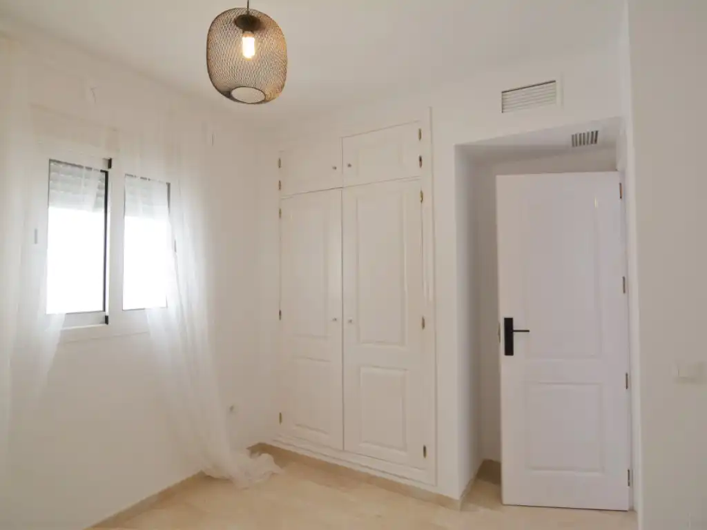 Schlafzimmer von Wohnungen zur Miete in Fuengirola mit Klimaanlage, Schwimmbad und Möbliert