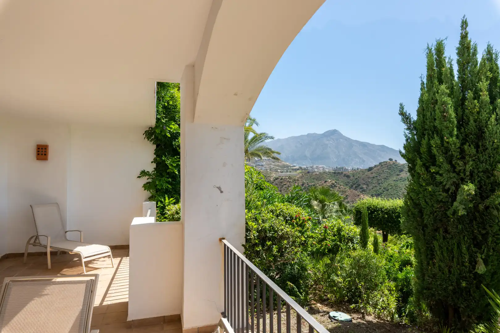Terrasse von Erdgeschoss zum Verkauf in Benahavís mit Klimaanlage, Terrasse und Abstellraum