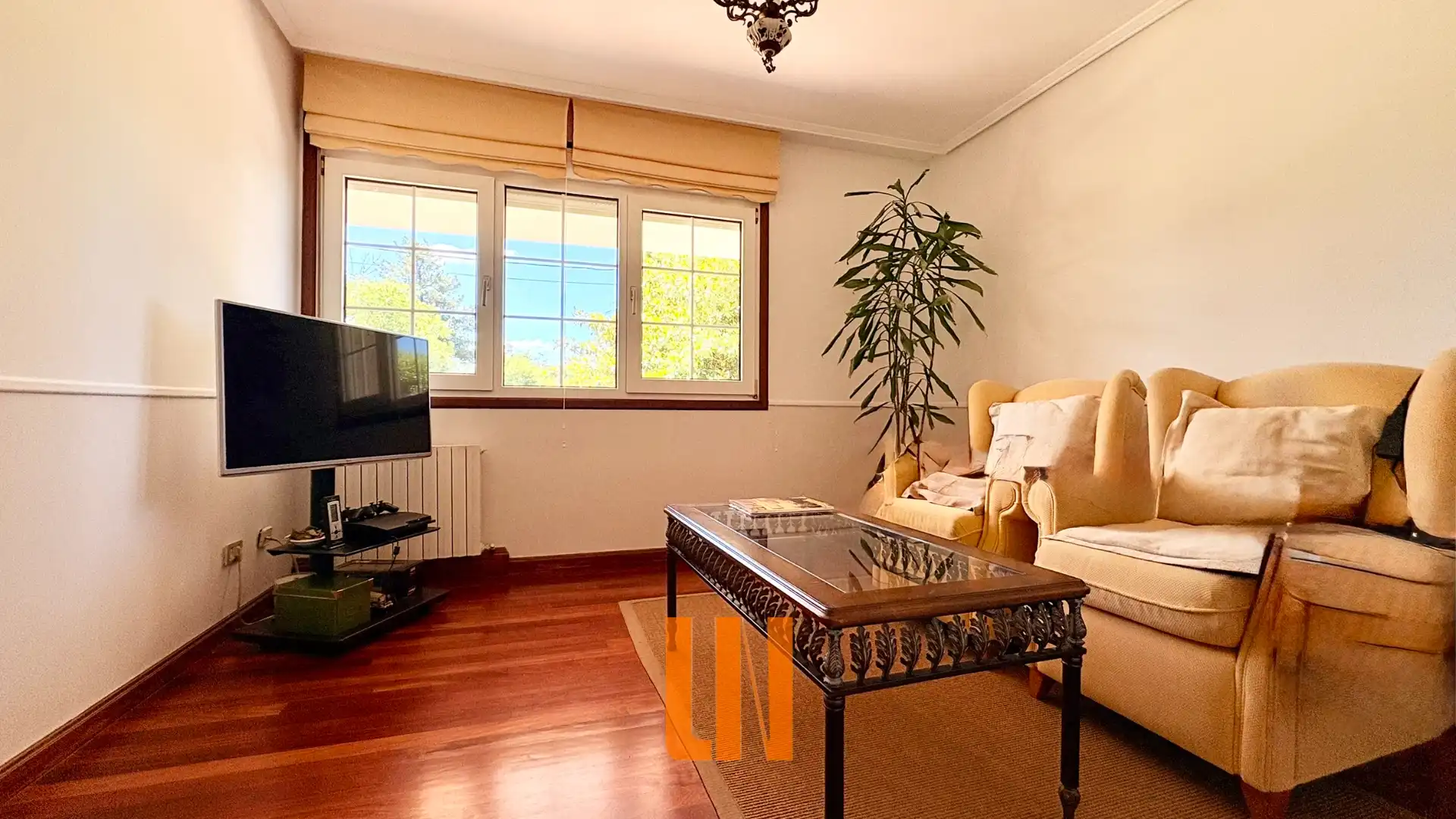 Sala d'estar de Casa o xalet en venda en Oleiros amb Calefacció, Jardí privat i Parquet