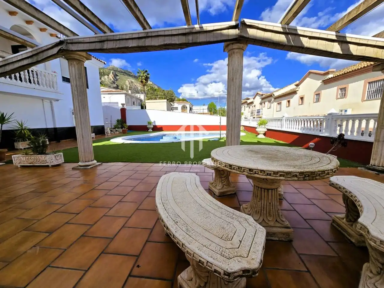 Vista exterior de Casa o xalet en venda en Loja amb Jardí privat, Terrassa i Piscina