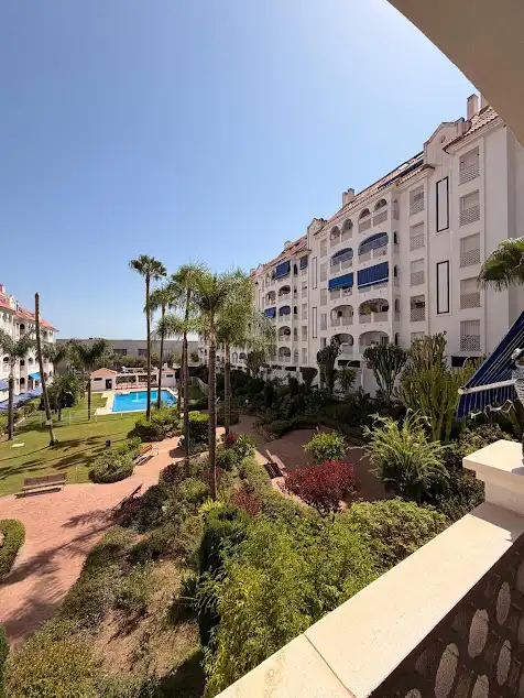 Vista exterior de Pis en venda en Marbella amb Jardí privat, Terrassa i Piscina