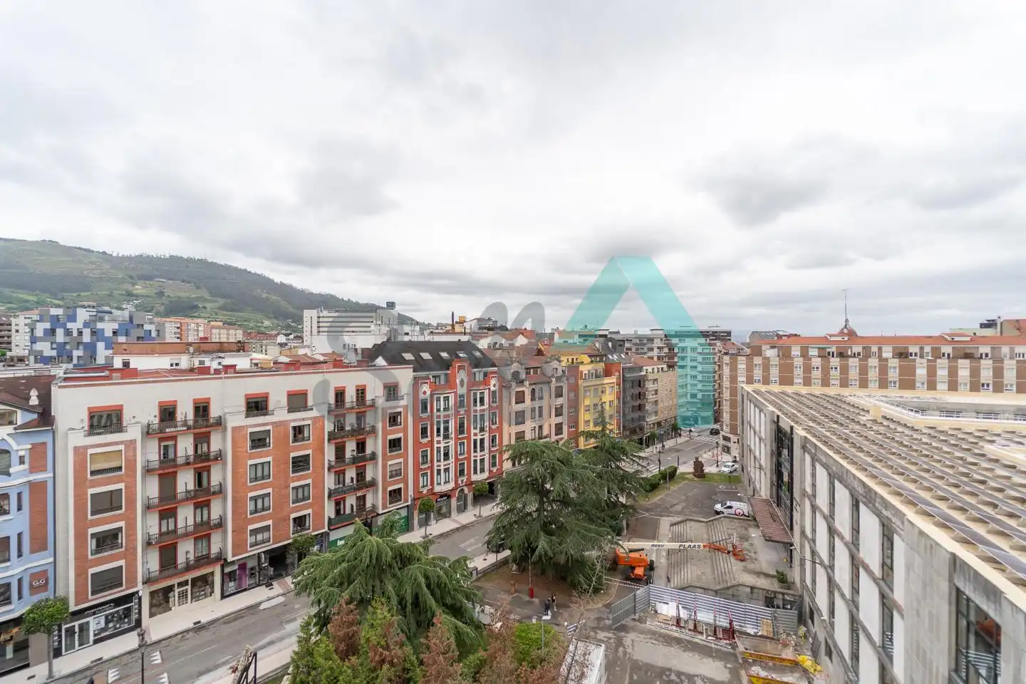 Vista exterior de Ático de alquiler en Oviedo  con Calefacción y Terraza