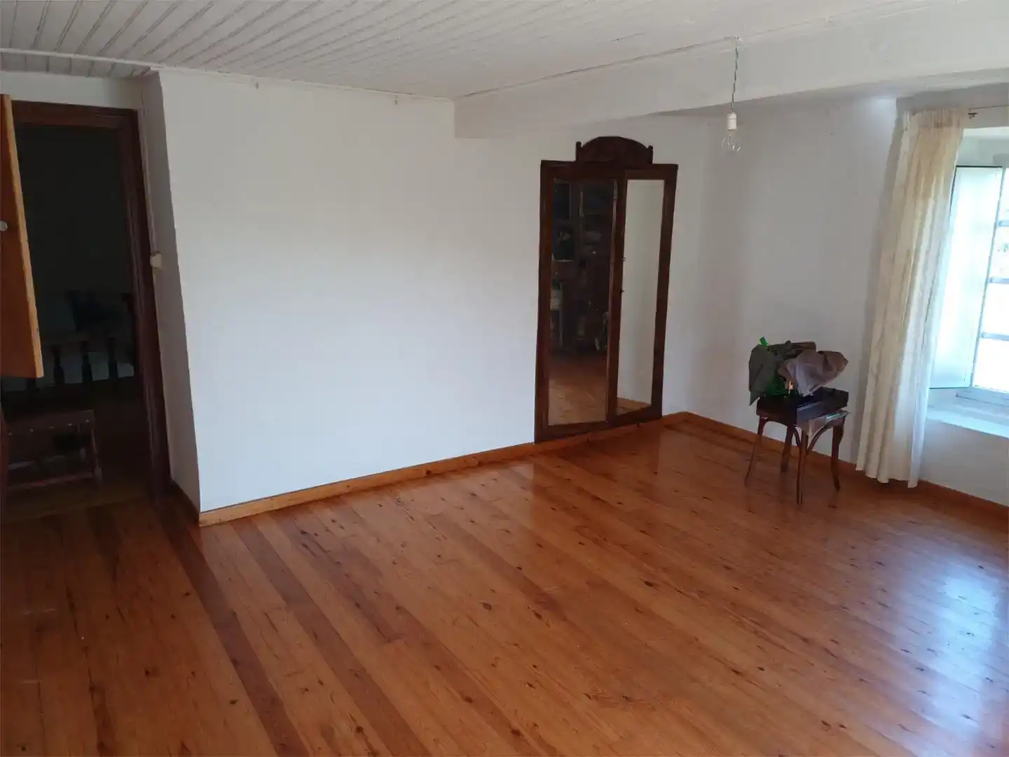 Wohnzimmer von Erdgeschoss zum Verkauf in Cariño mit Privatgarten, Abstellraum und Ofen