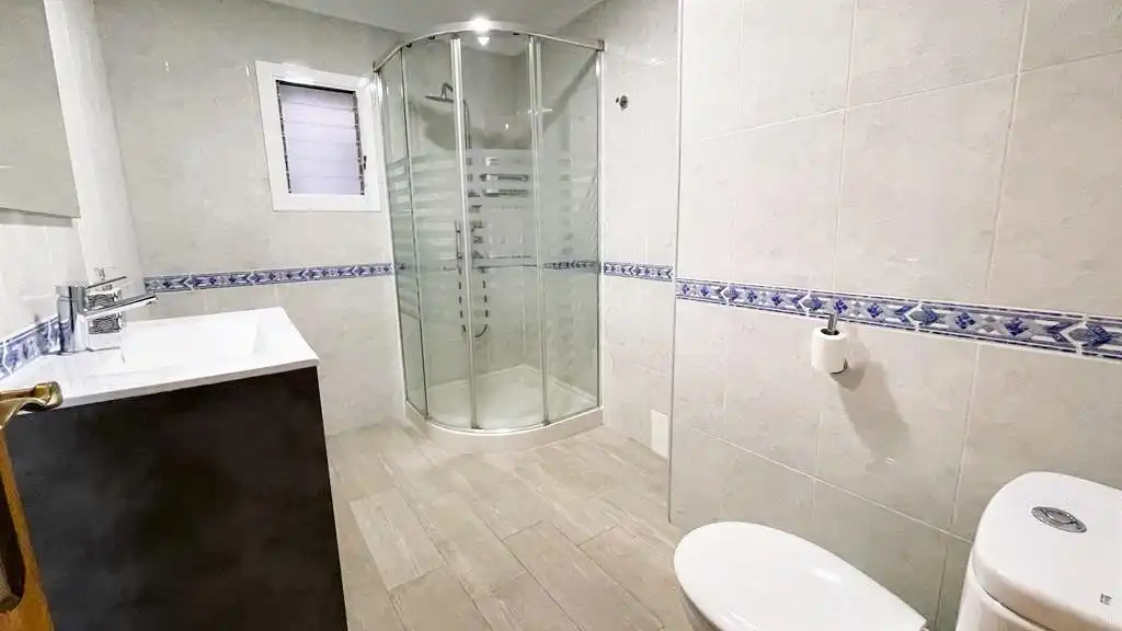 Baño de Piso para compartir en Elche / Elx con Aire acondicionado y Amueblado