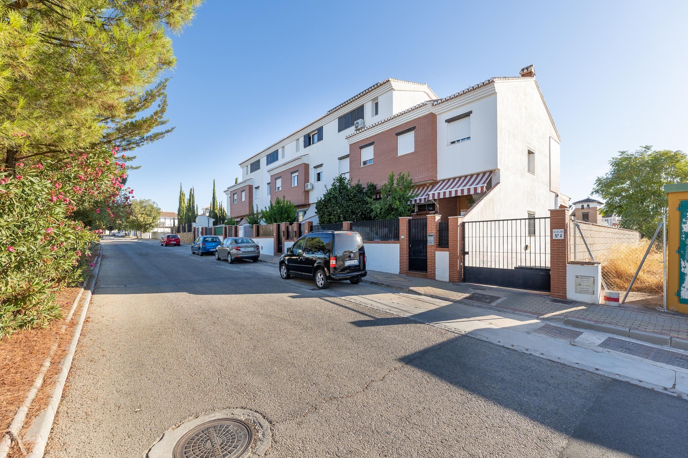 Vista exterior de Casa adosada en venda en Atarfe amb Aire condicionat, Balcó i Piscina comunitària