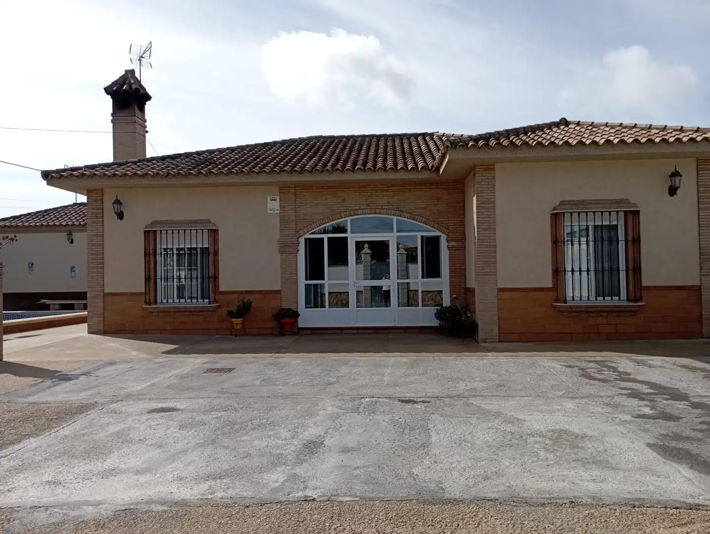 Vista exterior de Casa o xalet en venda en Chiclana de la Frontera amb Piscina