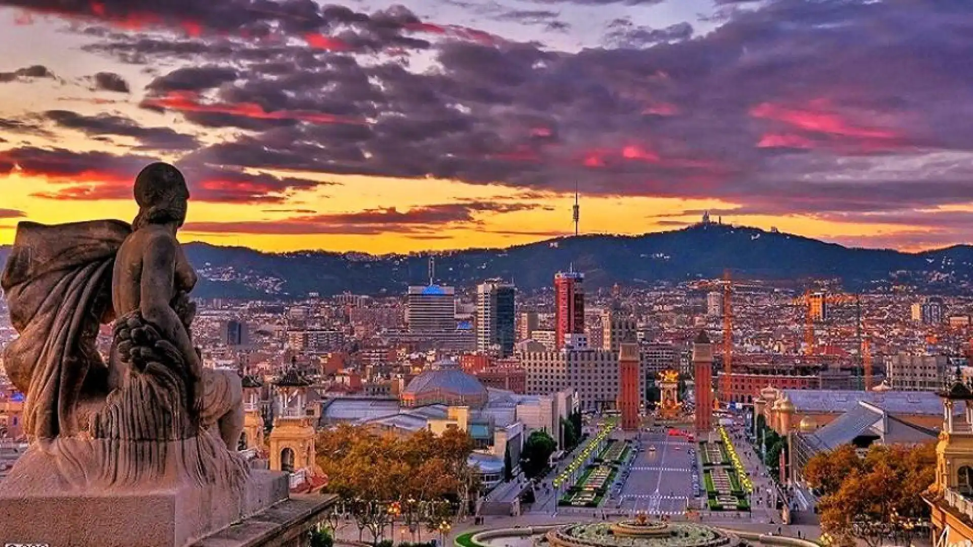 Vista exterior de Edifici en venda en Barcelona