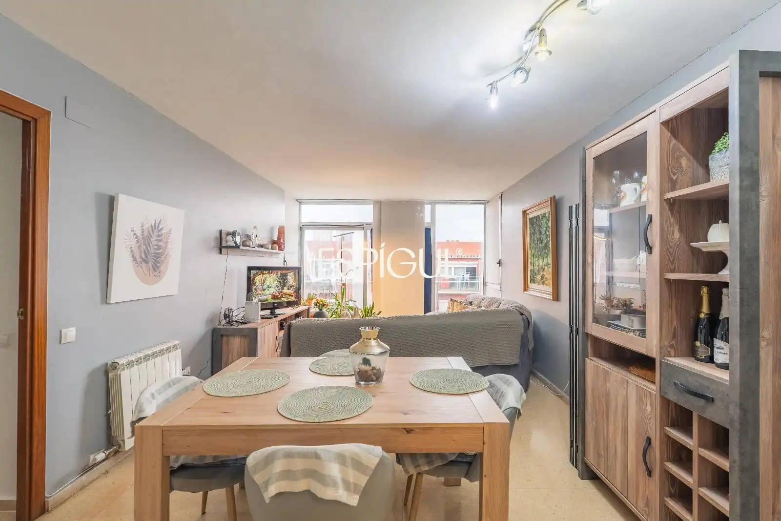 Wohnzimmer von Wohnung zum Verkauf in Salt mit Heizung, Möbliert und Ofen