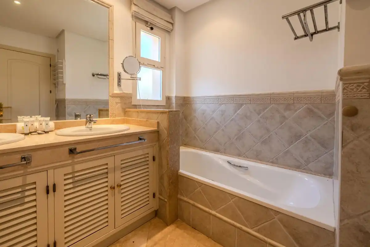 Badezimmer von Dachboden zum Verkauf in Ojén mit Klimaanlage, Terrasse und Abstellraum