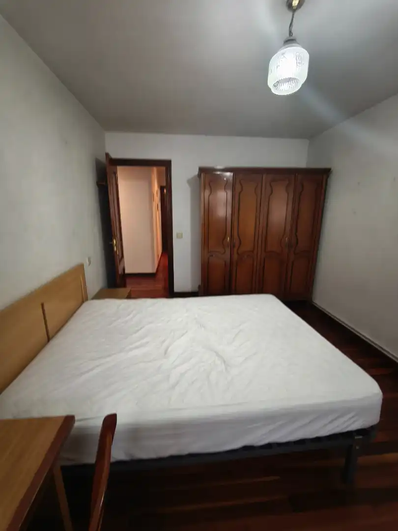 Bedroom of Flat for rent in Santiago de Compostela   with Heating, Parquet flooring and Furnished
