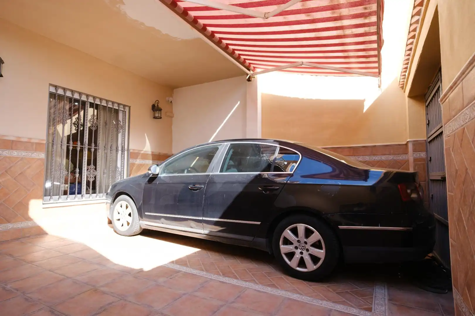 Parkplatz von Einfamilien-Reihenhaus zum Verkauf in La Algaba mit Klimaanlage, Heizung und Terrasse