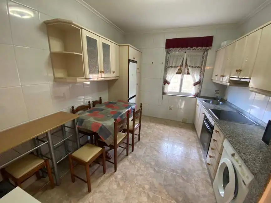 Cocina de Piso de alquiler en San Martín del Rey Aurelio con Calefacción, Amueblado y Horno