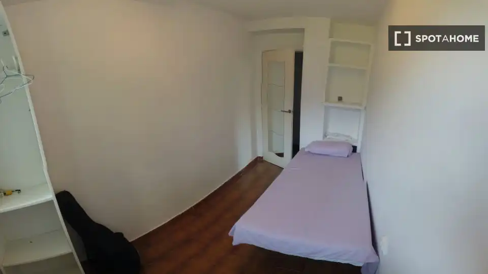 Dormitori de Apartament per a compartir en Sevilla amb Aire condicionat, Terrassa i Moblat
