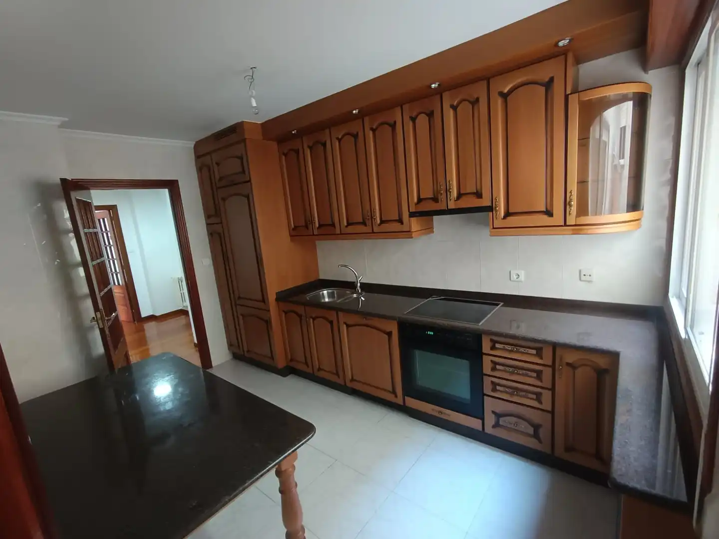 Cuina de Pis de lloguer en Ourense Capital  amb Calefacció, Parquet i Traster