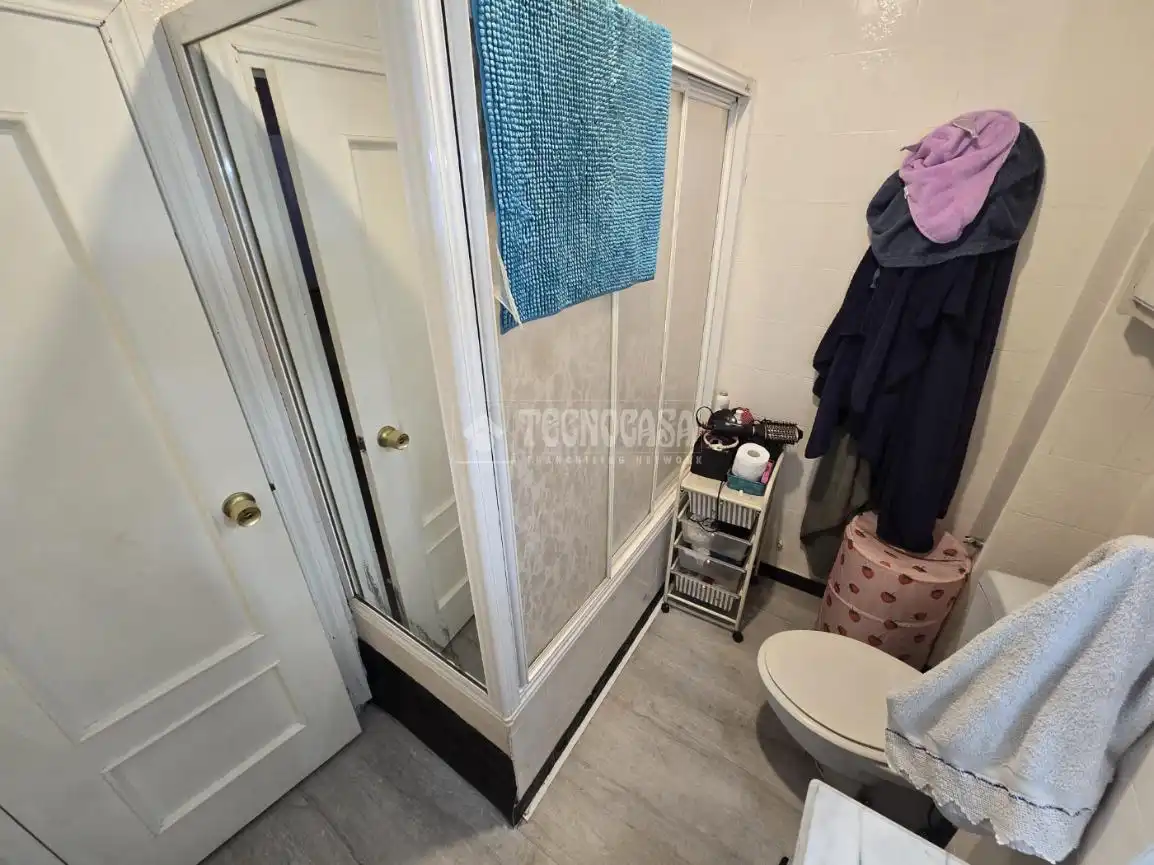 Bathroom of Flat for sale in Madrid  with Air Conditioner, Heating and Parquet flooring