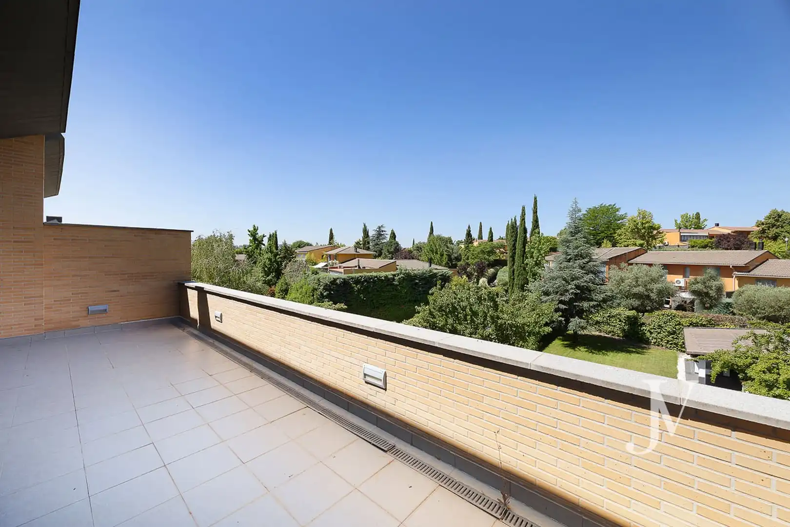 Terrasse von Einfamilien-Reihenhaus zur Miete in La Moraleja mit Klimaanlage, Heizung und Privatgarten