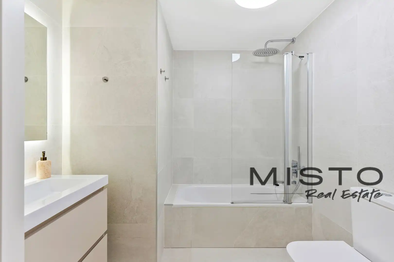 Bathroom of Flat for rent in Nueva Andalucía