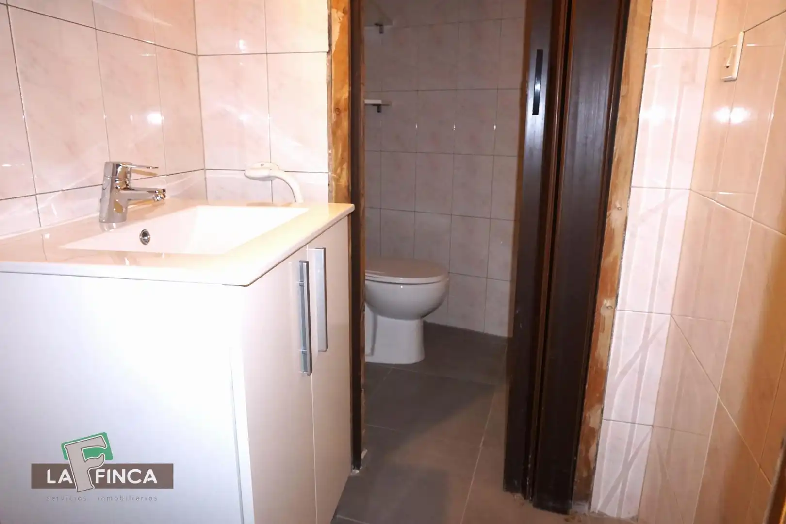 Bathroom of Commercial properties for rent in Oviedo 