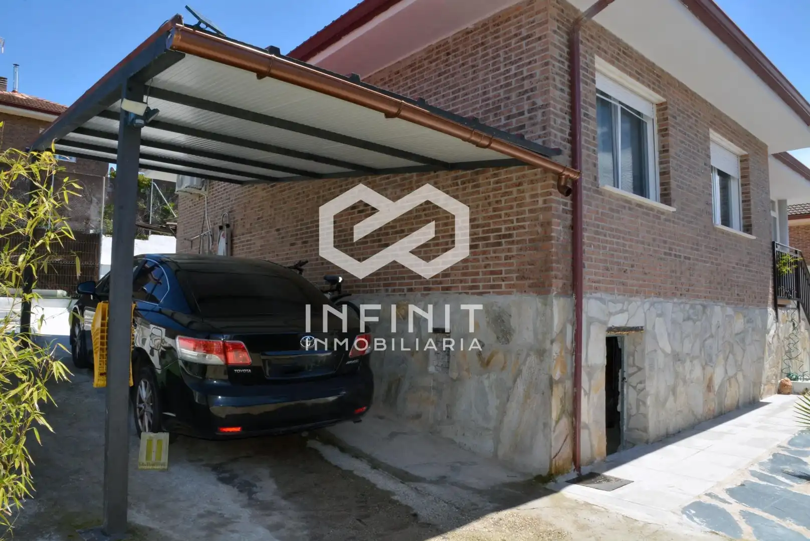Parking of Houses for sale in Yebes  with Air Conditioner, Heating and Private garden