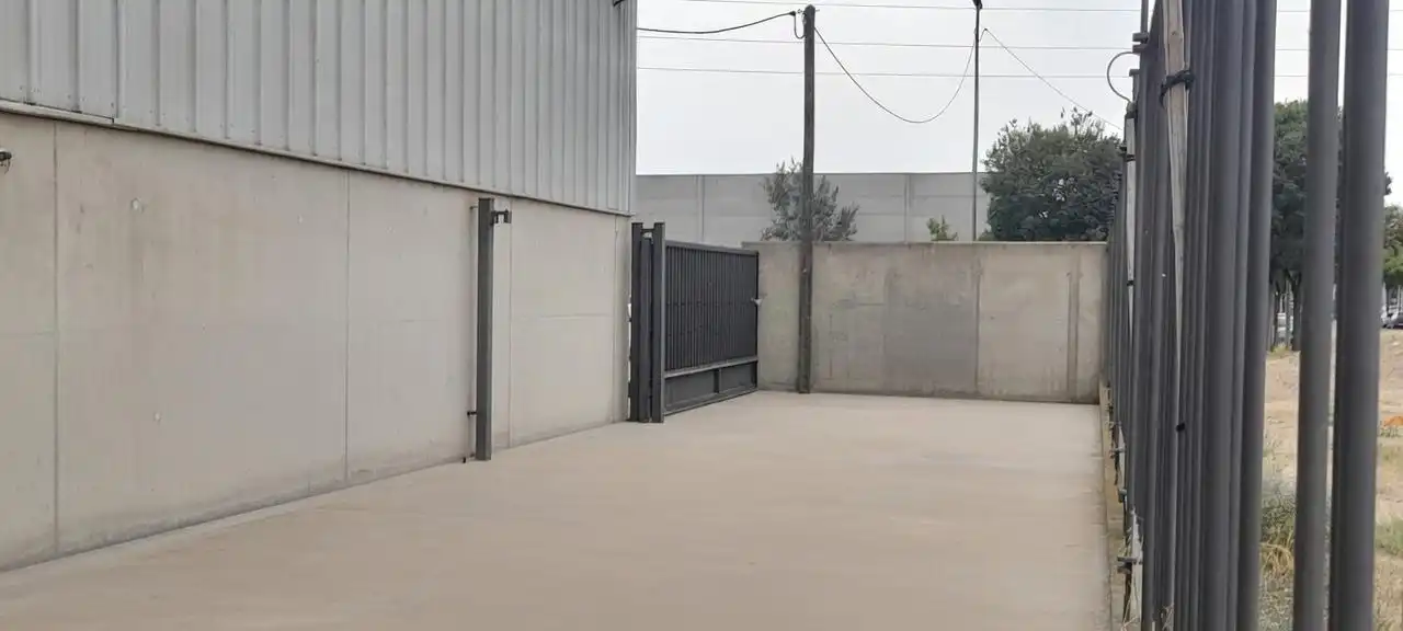 Parkplatz von Fabrikhallen zur Miete in Lleida