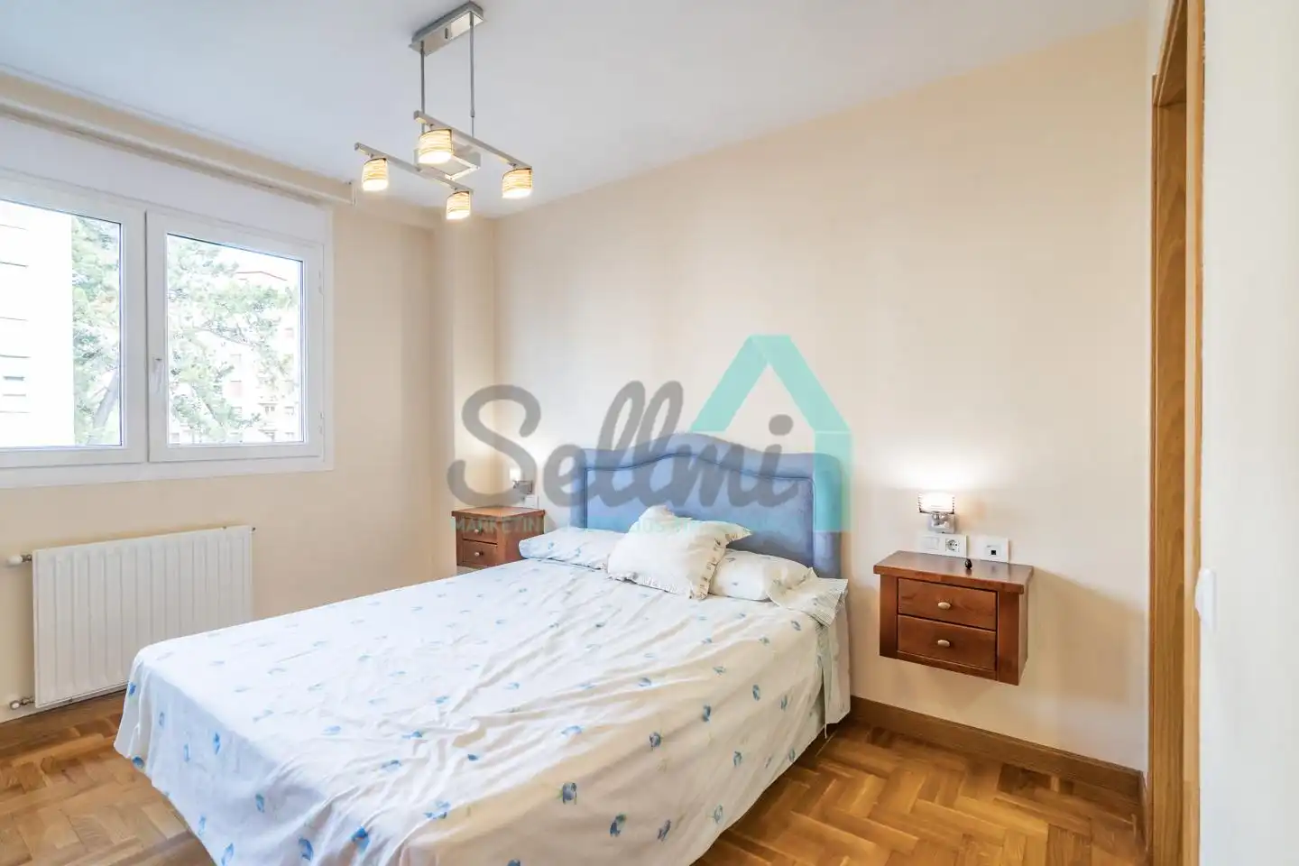 Bedroom of Flat for rent in Oviedo   with Heating, Parquet flooring and Furnished