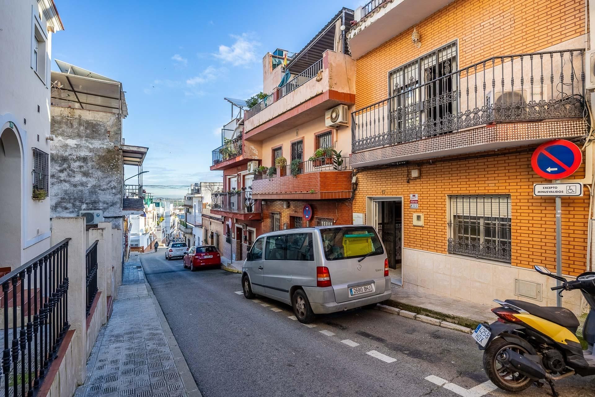 Vista exterior de Casa adosada en venda en Camas amb Terrassa i Traster
