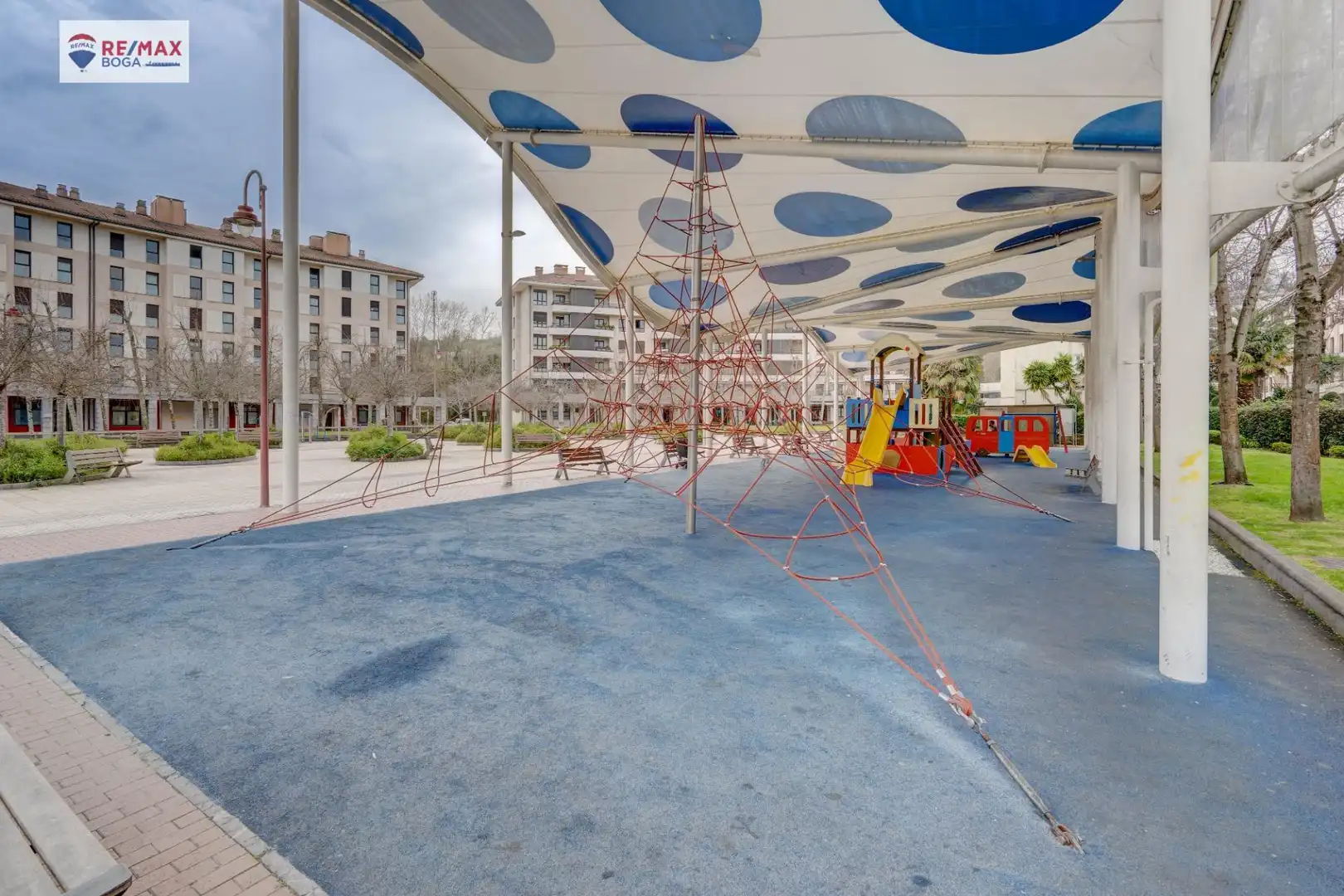 Außenansicht von Wohnung zum Verkauf in Zarautz mit Privatgarten
