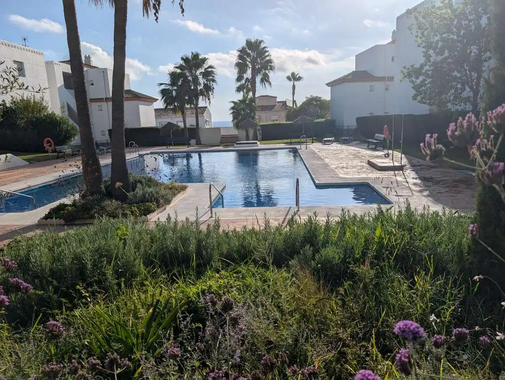 Schwimmbecken von Wohnung zum Verkauf in La Alcaidesa mit Klimaanlage, Heizung und Terrasse