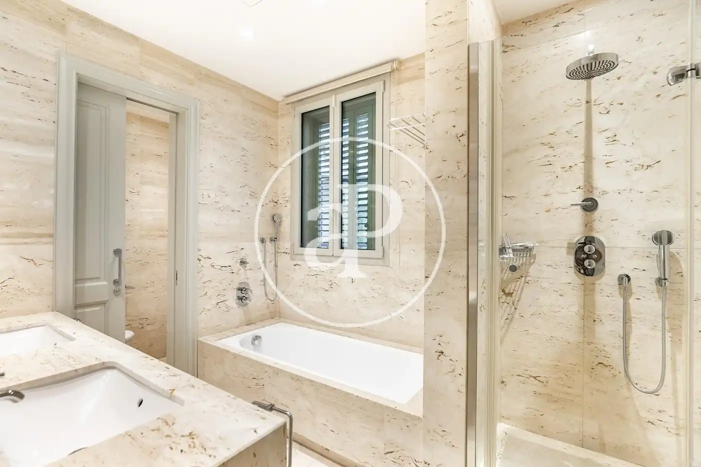 Badezimmer von Wohnung zum Verkauf in Barcelona mit Klimaanlage, Heizung und Balkon