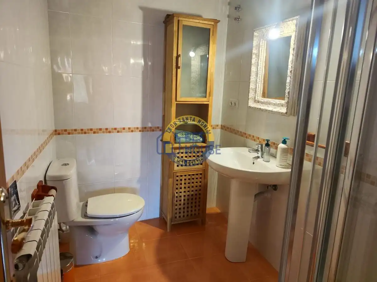 Baño de Casa o chalet en venta en Villaquilambre con Calefacción, Jardín privado y Parquet