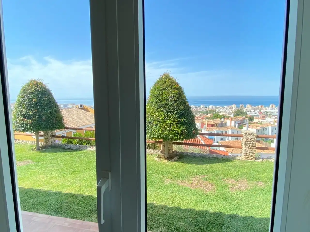 Vista exterior de Casa o xalet en venda en Torrox amb Aire condicionat, Jardí privat i Traster