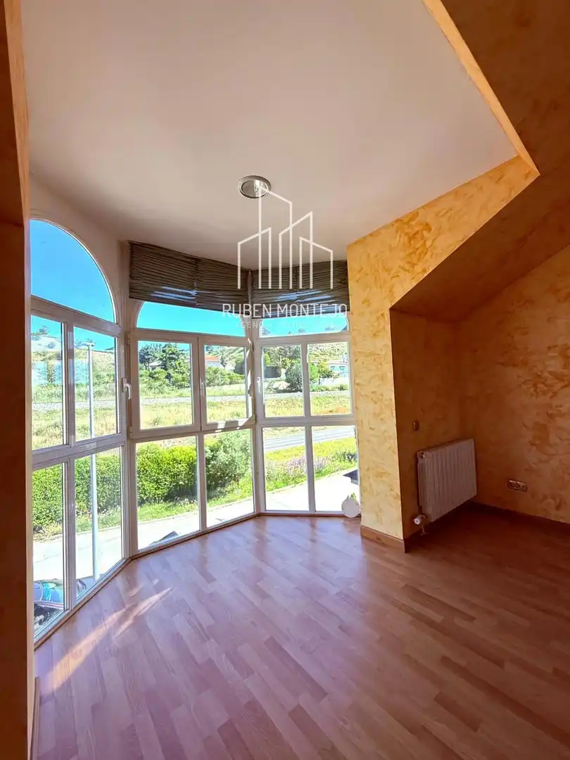 Vista exterior de Casa adosada en venda en Cabrerizos amb Calefacció, Jardí privat i Terrassa