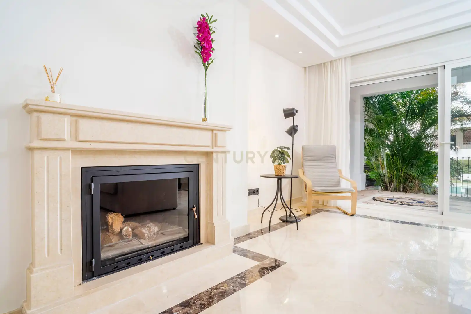 Wohnzimmer von Wohnungen zum Verkauf in Marbella mit Klimaanlage, Privatgarten und Ofen