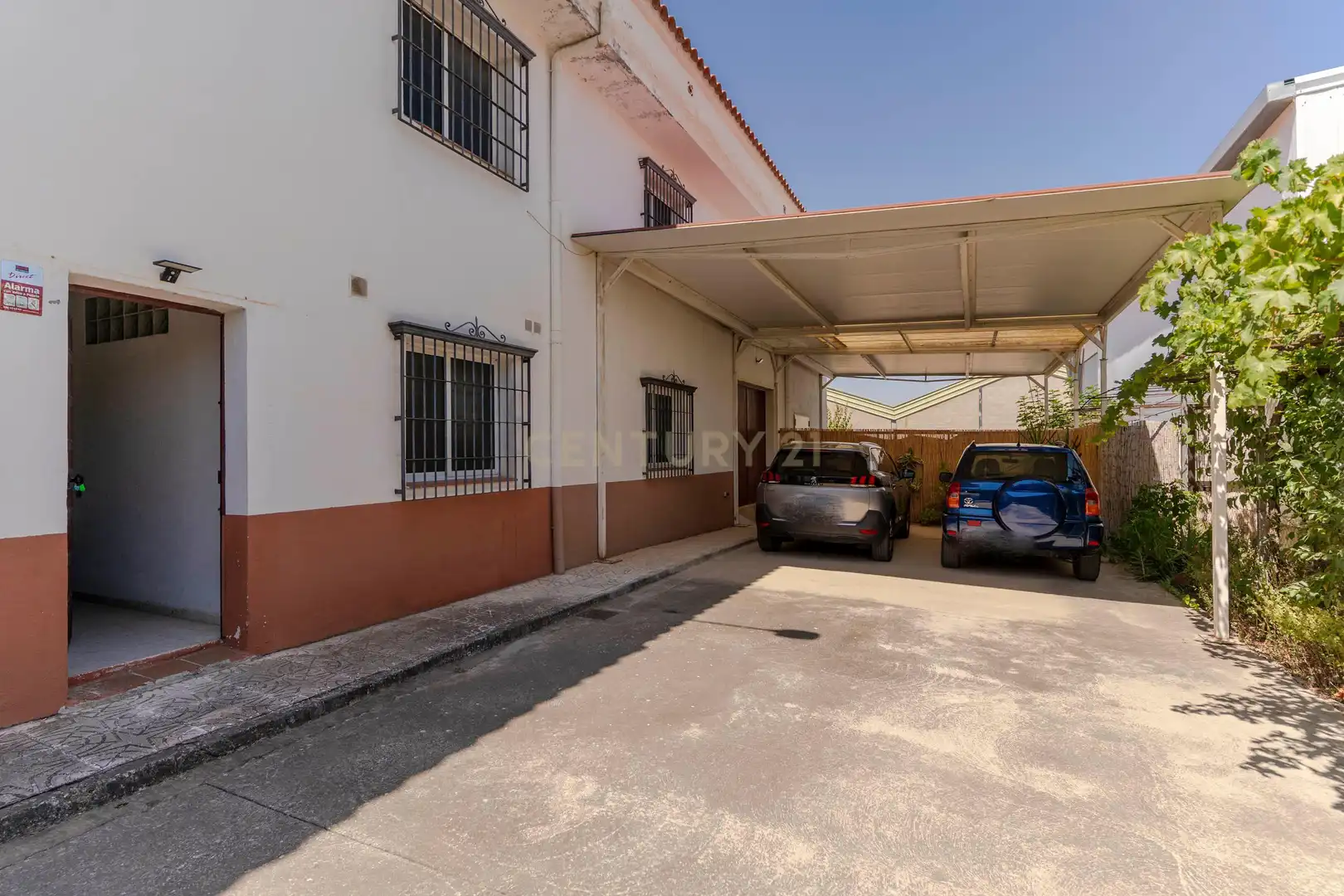 Vista exterior de Edificio en venta en Gójar