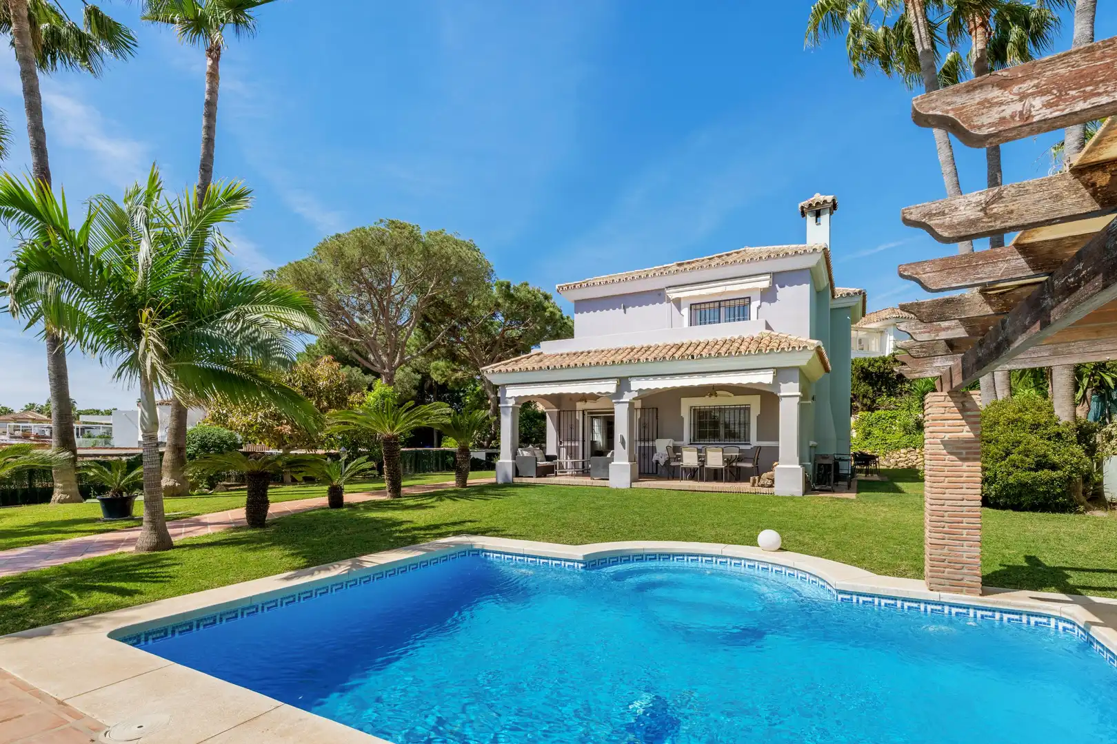 Chalet con piscina en venta en 44 Calle Pico del Naranco, imagen 5