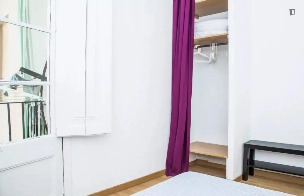 Dormitori de Apartament per a compartir en Barcelona amb Moblat, Rentadora i Balcó